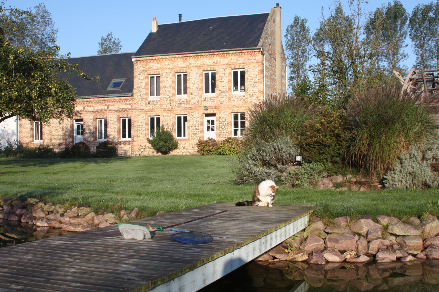 La Maison vue du plan d'eau