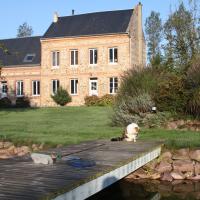 La Maison vue du plan d'eau