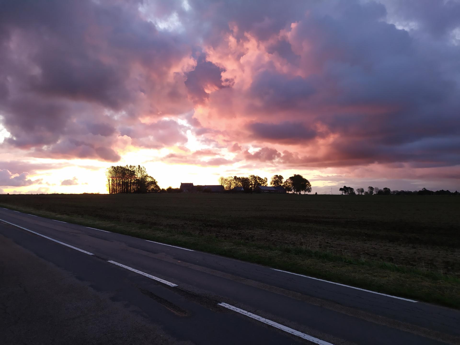 Le clos d'Albâtre au loin au soleil levant